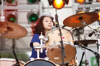 トップバッターとして登場したのは、あらきゆうこのソロユニットmi-gu。会場に集まったばかりの観客を圧巻の演奏で迎えた。