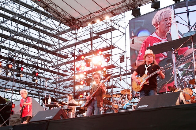 キャリアの重みを感じさせるエネルギッシュなパフォーマンスで観客を自分たちの世界に引っ張り込んだムーンライダーズ。鈴木慶一はサッカー観戦に来たかのような赤いユニフォーム姿で熱唱した。