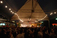 お祭りムードあふれる会場内。