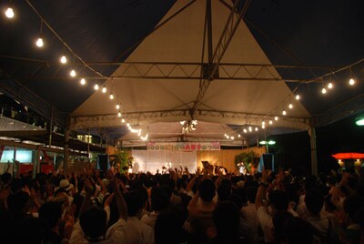 お祭りムードあふれる会場内。