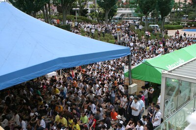 ステージ近くに陣取れなかった人たちも、見えやすいポジションを探して華子の声に聴き入っていた。