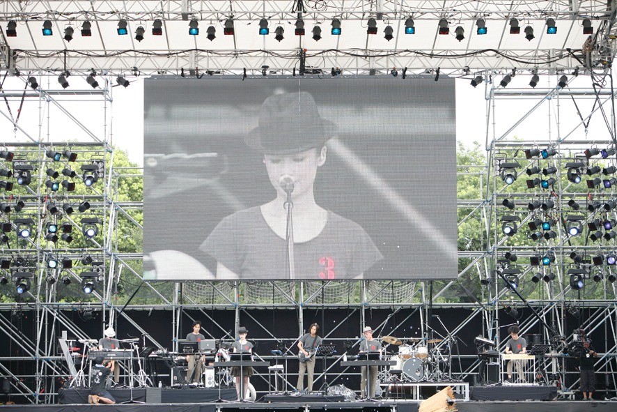 昨年に続いての出演となった、高橋幸宏、原田知世、高野寛らによるフォークトロニカバンドpupa。ピンキーとキラーズを思わせるおしゃれな衣装を身にまとった6人が鳴らす、美しく温かみのあるサウンドが会場を包んだ。