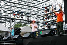 スチャダラパーとロボ宙。「今夜はブギーバック」「Get Up And Dance」「Hey! Hey! Alright」「サマージャム'95」といった完全フェス対応のセットリストと抜群の盛り上げテクニックで、会場全体の心を一気にグッと掴んだ。