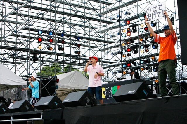 スチャダラパーとロボ宙。「今夜はブギーバック」「Get Up And Dance」「Hey! Hey! Alright」「サマージャム'95」といった完全フェス対応のセットリストと抜群の盛り上げテクニックで、会場全体の心を一気にグッと掴んだ。