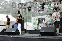 高野寛のライブでは、6月に発売されたシングル「Black & White」に加え「ベステンダンク」「虹の都へ」「夢の中で会えるでしょう」といった代表曲も惜しみなく披露。