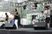 高野寛のライブでは、6月に発売されたシングル「Black & White」に加え「ベステンダンク」「虹の都へ」「夢の中で会えるでしょう」といった代表曲も惜しみなく披露。