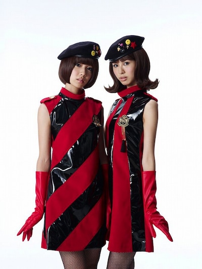 新曲「LOVE&HATE」のイメージにあわせ、衣装も大胆にチェンジしたレナ（写真左）とリサ（右）。歴代の衣装の中では一番高級感のある素材が使用されている。