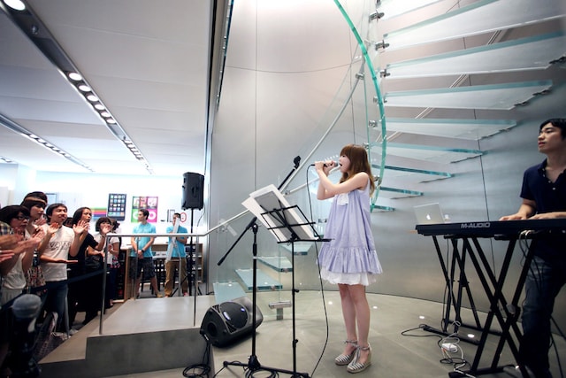 ライブ当日はあいにくの雨模様だったが、Apple Store, Shibuyaには雨などものともしない熱心なMEGファンが大集合。会場の様子はMEGのオフィシャルブログでも報告されている。