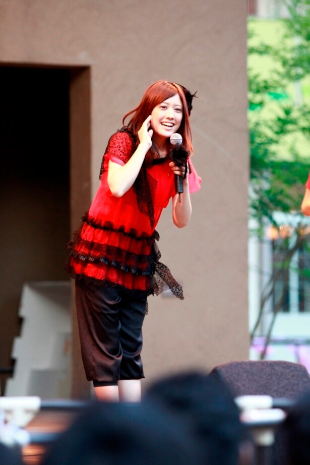 赤をベースにしたチュニックと黒いサブリナパンツ、そして赤い靴というファッションでパフォーマンスを披露した福田。ライブ終了後は「暑い中集まってくれてありがとうございました！」とファンに感謝した。