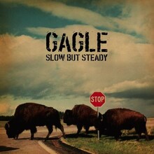 ゆっくりながら着実に歩みを進めるGAGLEならではのジャケットデザイン。