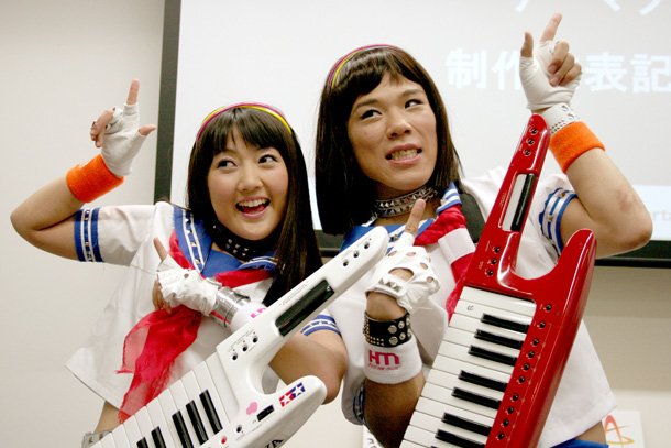 イベント全日程に出演するモモーイ（写真左）。