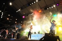 RIP SLYMEは「水着の女の子がたくさんいて目のやり場に困ります」と照れながらも渾身のライブを展開した（写真提供：MTV JAPAN）。