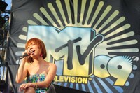 「ライブ前に逗子のおばあちゃんのお家に遊びに行ってきました」とMCで語ったSalyu。ニューシングル「EXTENSION」は8月19日リリース（写真提供：MTV JAPAN）。