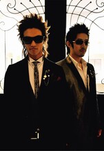 MC TOC（写真左）とDJ KATSU（右）、ハンサム2人からなるユニット・ヒルクライム。