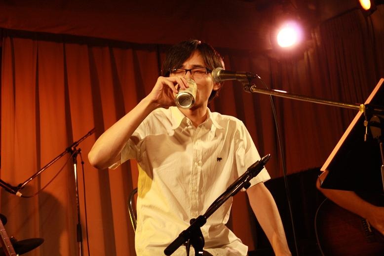 ビールを飲むミドリカワ。昭和のお父さんのようだ。