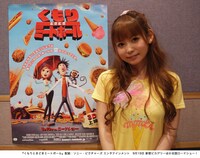 自身のブランド「mmts」のアイス柄Tシャツを着こなすしょこたん。