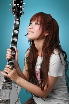 猿島までのアクセスは横須賀・三笠桟橋から出航する定期便で約10分、料金は1200円となっている。