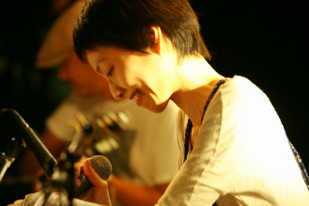 沖縄出身のCoccoにとって特別な日でもある、終戦記念日の8月15日に行われたタワレコ渋谷ライブ。エッセイ集を予約・購入したファン200名が招待され、約1年半ぶりとなるステージパフォーマンスに酔いしれた。