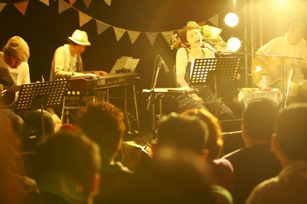 「Heaven's hell」からライブがスタートすると、感極まり泣き出すファンも。ニューシングルに収録される「絹ずれ」「the end of Summer」「バイバイパンプキンパイ」「愛について」の新曲4曲を披露し、最後に「絹ずれ」を沖縄語バージョンで歌ってイベントを終えた。