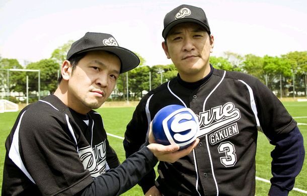 瀧がオーナー兼監督を務める草野球チーム・ピエール学園のユニフォームに身を包んだANIと瀧。