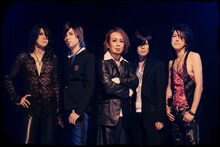 44MAGNUMは8月15日、幕張メッセで行われたイベント「JACK IN THE BOX 2009 SUMMER」に出演。ひと足先に新曲を披露した（写真左からJIMMY、STEVIE、PAUL、SHUSE、JOE）。