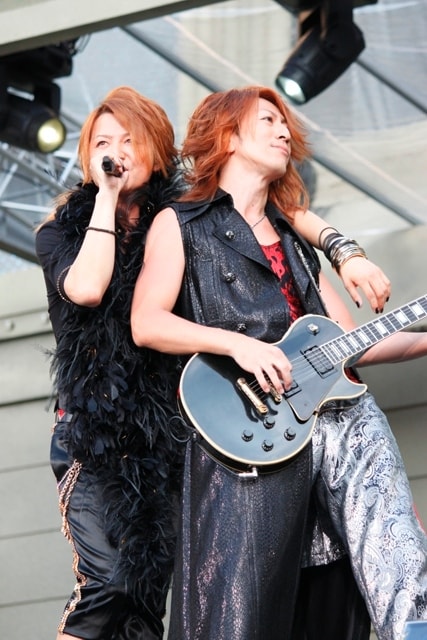 「HOTEL GLAY」の“総支配人”であるTAKURO（写真右）は、MCで「またのお越しをお待ちしています」と発言。次回はどんな会場に「HOTEL GLAY」が出現するのか、注目しておこう（写真は8月15日公演のもの）。