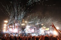 MC中にも語られていたアリーナツアー「GLAY ARENA TOUR 2009 THE GREAT VACATION」は11月からスタート。これに先駆けて、10月21日に新曲を含むデビュー15周年記念ベストアルバム第2弾「THE GREAT VACATION VOL.2」がリリースされる。