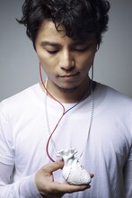 今回がソロ名義では初のサマソニ出演となるKREVA。当日はJAY-ZやNASといったヒップホップの大御所たちと同じステージに立つ。