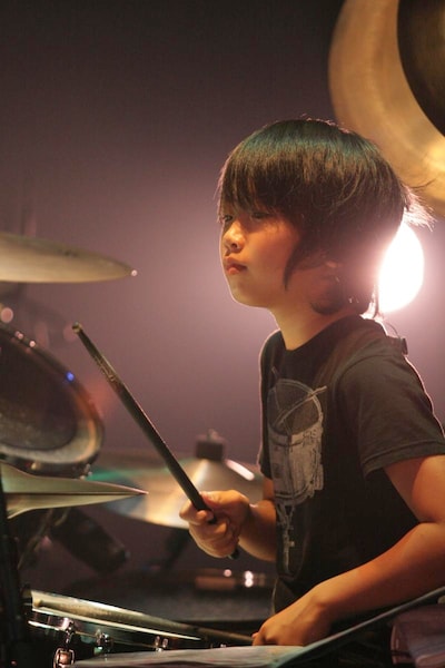 12歳とは思えない華麗なドラムさばきを披露するRIKU。