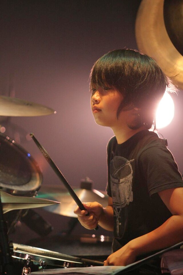 12歳とは思えない華麗なドラムさばきを披露するRIKU。
