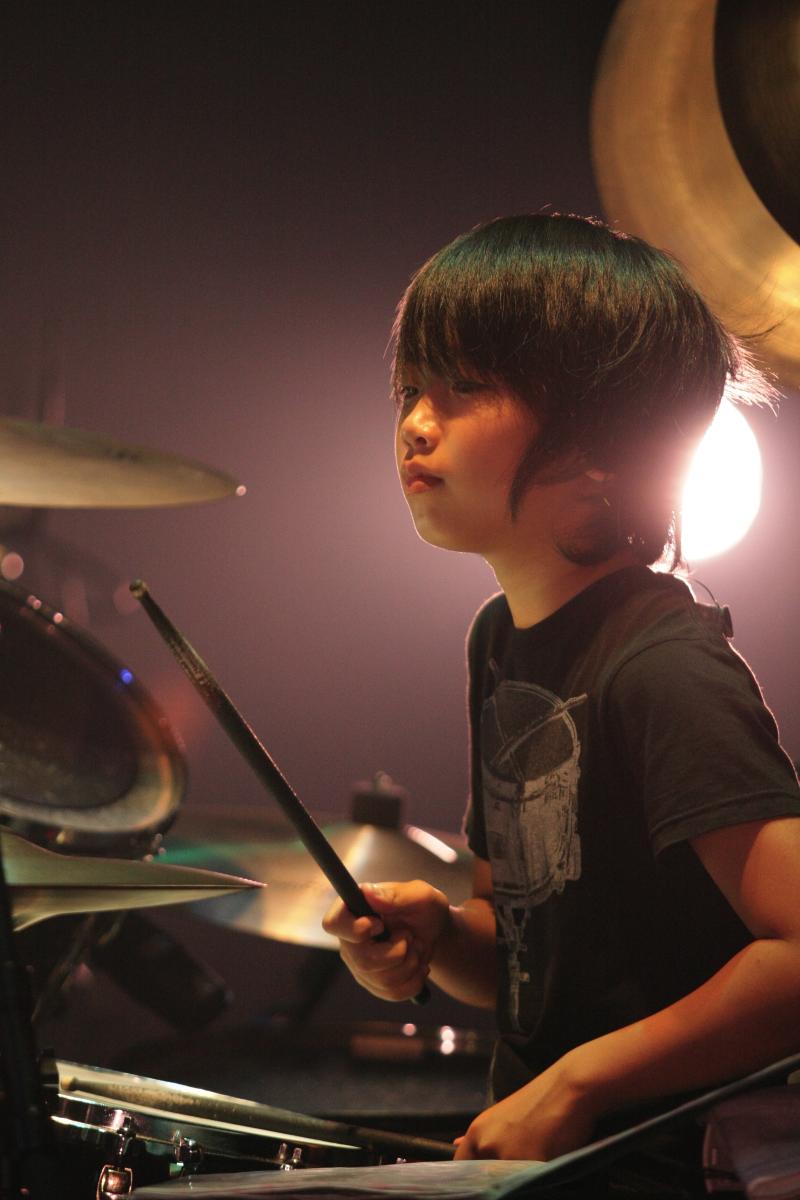 12歳とは思えない華麗なドラムさばきを披露するRIKU。