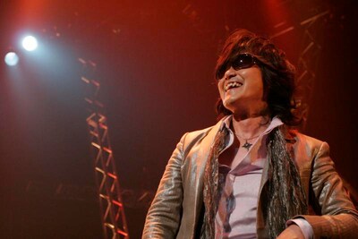 難しく考えがちな「エコ」を、30年のキャリアで培った得意のハードロックで表現するTOSHI。