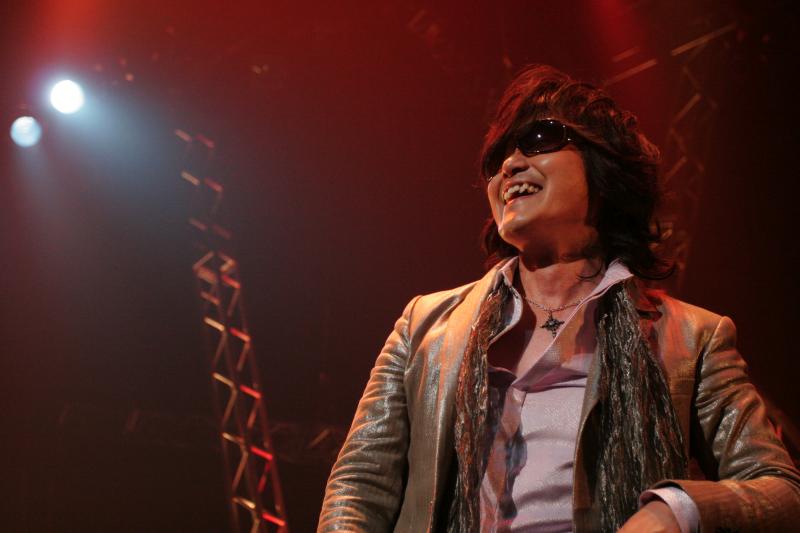 難しく考えがちな「エコ」を、30年のキャリアで培った得意のハードロックで表現するTOSHI。