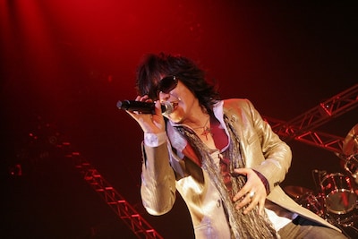 11月25日にはDVD「TOSHI with T-EARTH SUMMER LIVE2009 in AKASAKA BLITZ」「TOSHI/TOSHI&WANKU SUMMER LIVE 2009 in AKASAKA BLITZ」を2作品同時リリース。ライブが行われない間はこの作品で彼のパワフルな歌声を楽しもう（写真は8月13日のライブの模様）。