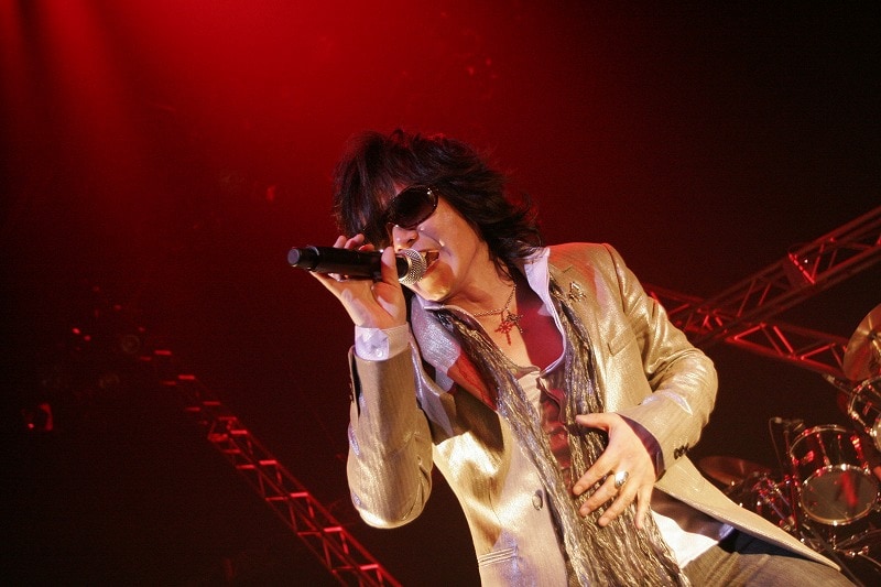 11月25日にはDVD「TOSHI with T-EARTH SUMMER LIVE2009 in AKASAKA BLITZ」「TOSHI/TOSHI&WANKU SUMMER LIVE 2009 in AKASAKA BLITZ」を2作品同時リリース。ライブが行われない間はこの作品で彼のパワフルな歌声を楽しもう（写真は8月13日のライブの模様）。