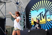 DJとともに右手を挙げオーディエンスを煽るEMI MARIA。彼女は自身のブログでこのライブの様子を紹介しているので、ファンはそちらもチェックしておこう。