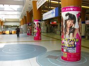 本日から8月23日の期間限定で、りんかい線東京テレポート駅の改札口付近の柱にアイドリング!!!全員の告知ポスターを設置。お台場に彼女たちを観に行く際に、ぜひチェックしてみよう。