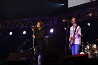 レミオロメンと吉井和哉による「JAM」。まさにここでしか観られないコラボレーションとあって、オーディエンスの熱狂も最高潮に。