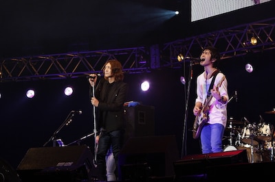 レミオロメンと吉井和哉による「JAM」。まさにここでしか観られないコラボレーションとあって、オーディエンスの熱狂も最高潮に。