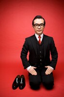 “仲人”を務める茂木淳一。折り目正しい彼の立ち居振る舞いと滑舌の良さはまさに仲人にぴったり。