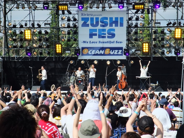 写真はPE'Zが先日出演したライブイベント「ZUSHI FES'09」の模様。彼らのほかに、大塚愛、カラーボトル、キマグレンといったアーティストが参加した。