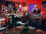 写真は都内のレコーディングスタジオで撮影された最新の2人のショット。YUKIがボーカルから離れ、新曲はどのような布陣で制作されているのかなど、謎は深まる。