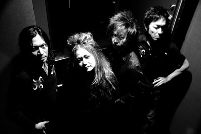 1984年の結成当時、新宿LOFTを中心に活動を行っていたPERSONZ（写真）。BOØWYとはLOFTで幾度となく対バンを重ねていた。