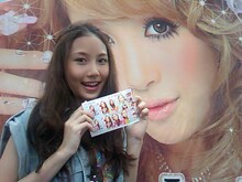 完成したプリントシールを手に、達成感いっぱいの笑顔を見せるMay。