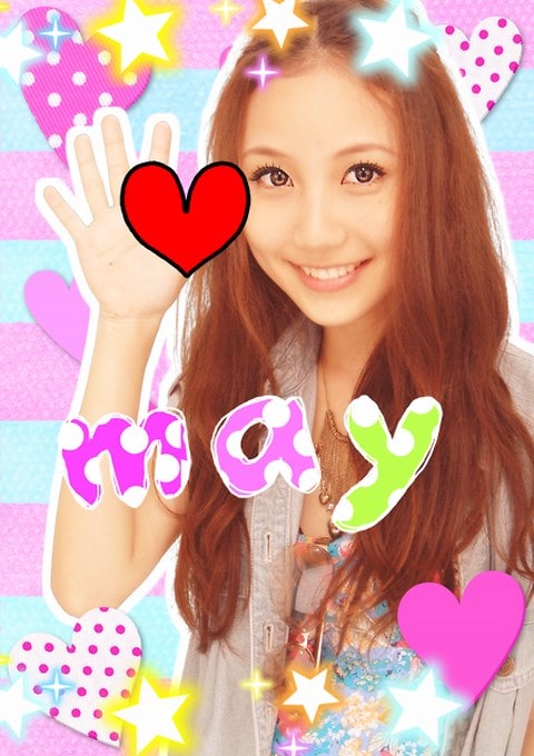 「Jewella Eye Lash」を使用し、まつげが強調されたMayのプリントシール。