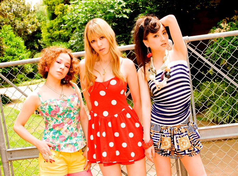 左からMIKU（MC）、ALISA（Vo）、YURIE（Vo）、3人あわせてYA-KYIMだ。
