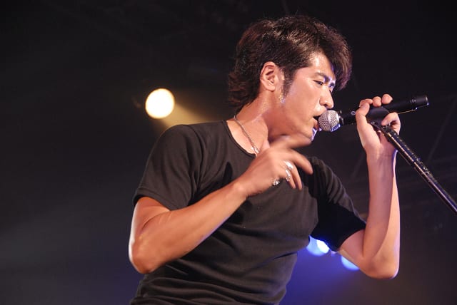 吉川晃司44歳の誕生日はフリーライブでシンバルキック 音楽ナタリー
