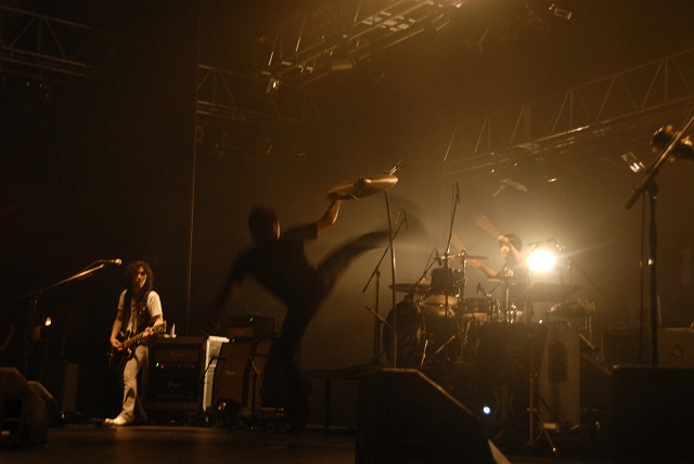 身の丈以上の高さに設置されたシンバルに回し蹴りを決める、名物「シンバルキック」。