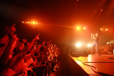 毎年誕生日は通常のライブを行ってきた吉川。この夏は野外フェスへの出演などスケジュールが相次ぎ、本来はライブの予定が入っていなかった。しかし、今年移籍したばかりのユニバーサルミュージックが、お祝いにと今回のフリーライブを組んだのだという。