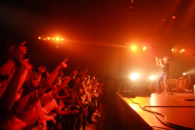 毎年誕生日は通常のライブを行ってきた吉川。この夏は野外フェスへの出演などスケジュールが相次ぎ、本来はライブの予定が入っていなかった。しかし、今年移籍したばかりのユニバーサルミュージックが、お祝いにと今回のフリーライブを組んだのだという。